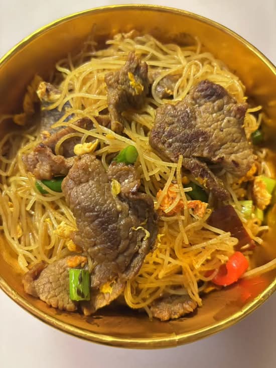 Pan-Fried Rice Noodle with Beef 牛肉炒粉